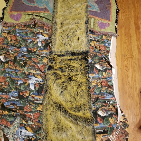 NWT BCBG Maxaria Faux Mink Fur Wrap MSRP $172 - Picture 2 of 5